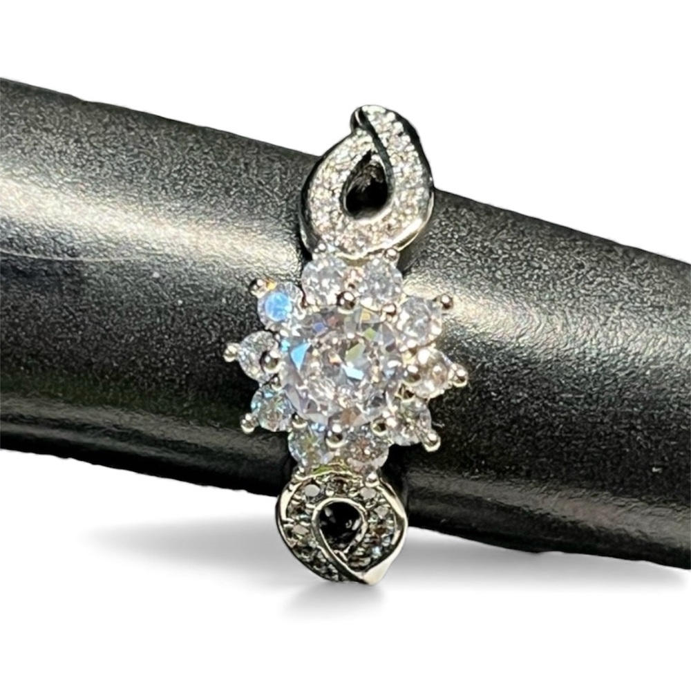 Wow! Pretty traditional cluster with split shoulders, engagement style Nwot